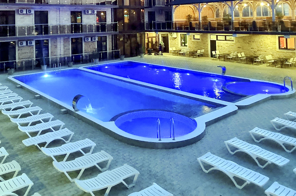 Бассейн для взрослых с отделением для самых маленьких гостей в Маг-Отеле